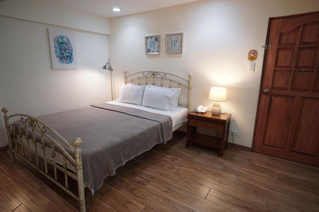 1775 แอดเดรียติโก สวีทส์ Apartment มะนิลา ภายนอก รูปภาพ